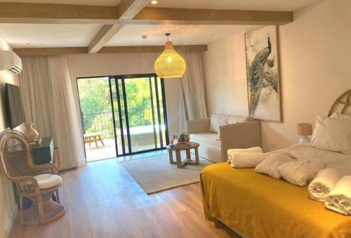 Postel nebo postele na pokoji v ubytování Nofey Gonen Holiday Village