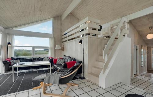 sala de estar con cama elevada y sofá en 4 Bedroom Stunning Home In Hirtshals, en Hirtshals