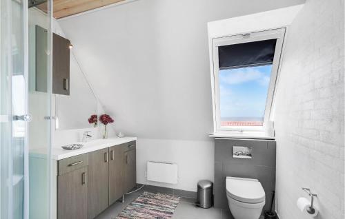 Ένα μπάνιο στο Lovely Apartment In Løkken With Wifi