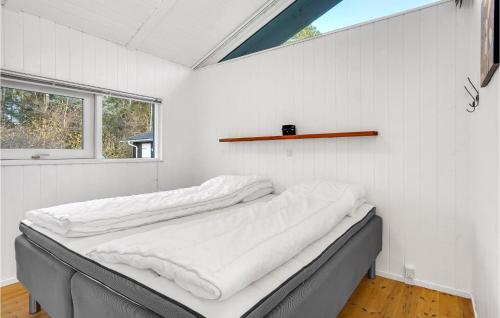 łóżko w pokoju z oknem w obiekcie Awesome Home In Lkken With Kitchen w mieście Løkken