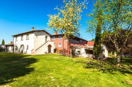 una imagen de una casa con un patio en Relais Villa Il Palagio, en Rignano sullʼArno