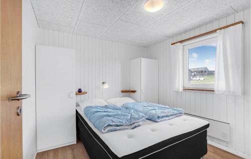 ロッケンにあるPet Friendly Home In Lkken With House Sea Viewの窓付きの白い部屋のベッド1台