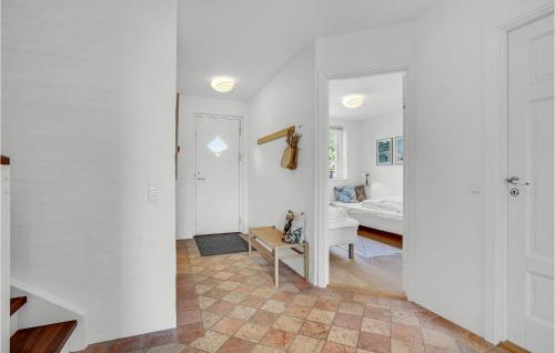 Camera bianca con letto e corridoio di 3 Bedroom Lovely Home In Skagen a Skagen