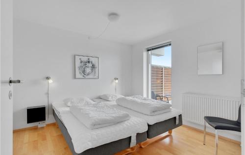Säng eller sängar i ett rum på Amazing Apartment In Rm With Kitchen