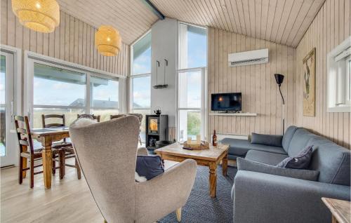 Khu vực ghế ngồi tại Three-Bedroom Holiday Home Hjørring With A Room Hot Tub 01