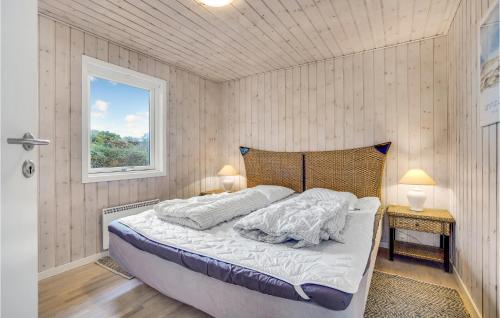 Schlafzimmer mit einem Bett und einem Fenster in der Unterkunft Cozy Home In Hjrring With Sauna in Lønstrup