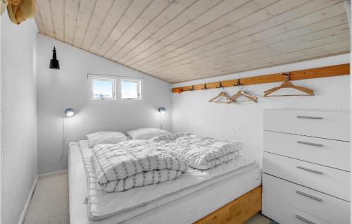 ロンストラップにあるAmazing Home In Hjrring With 1 Bedrooms And Wifiの木製の天井のベッドルーム(白い大型ベッド1台付)