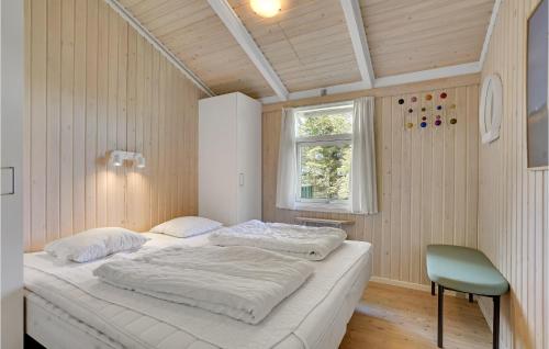 ヒアツハルスにあるNice Home In Hirtshals With 3 Bedrooms And Wifiの窓付きのベッドルーム1室(大型ベッド1台付)