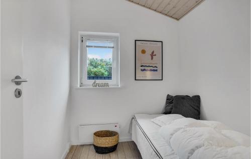 Cama o camas de una habitación en Two-Bedroom Accommodation In Hjorring
