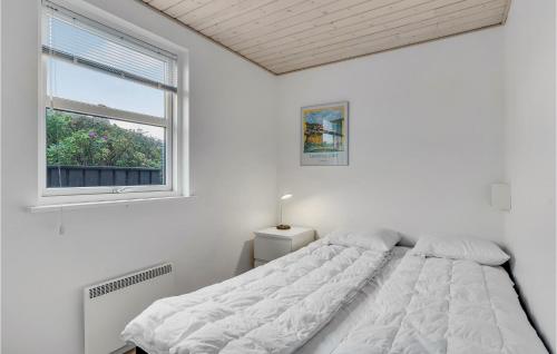 Tempat tidur dalam kamar di Awesome Home In Hjrring With Wifi
