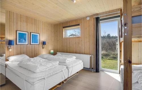 Postel nebo postele na pokoji v ubytování 4 Bedroom Amazing Home In Blokhus