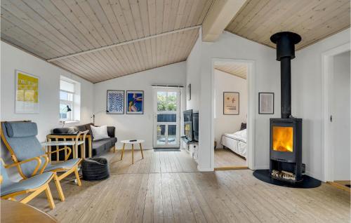sala de estar con estufa de leña en Two-Bedroom Accommodation In Hjorring, en Vester Vidstrup