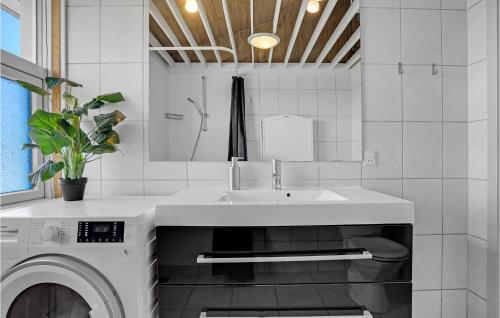 Koupelna v ubytování 4 Bedroom Amazing Home In Blokhus