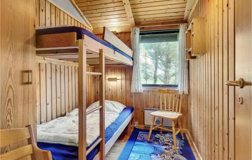BindslevにあるStunning Home In Bindslev With House Sea Viewの木造キャビン内の二段ベッド付きのベッドルーム1室を利用します。