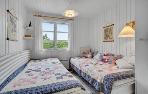 スケーエンにある3 Bedroom Nice Home In Skagenのベッドルーム1室(ベッド2台、窓付)
