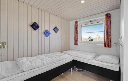 BolilmarkにあるStunning Home In Rm With Saunaのベッド2台と窓が備わる客室です。