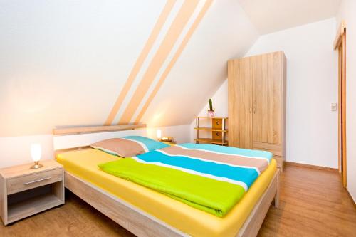 Ένα ή περισσότερα κρεβάτια σε δωμάτιο στο Landhaus Vilmblick