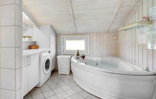 BolilmarkにあるStunning Home In Rm With Saunaの白いバスルーム(バスタブ、洗濯機付)