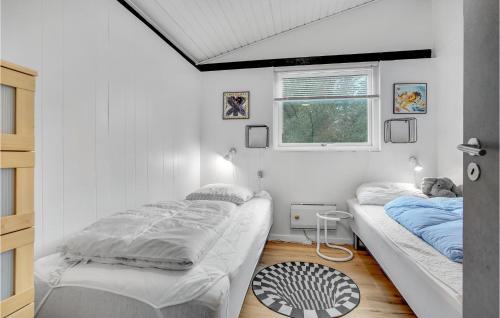 ロッケンにあるGorgeous Home In Lkken With Wifiのベッドルーム1室(ベッド2台、窓付)
