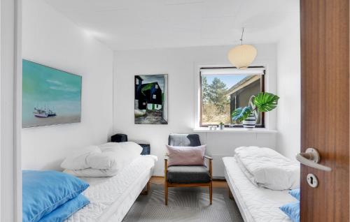 sypialnia z 2 łóżkami, krzesłem i lustrem w obiekcie Cozy Home In Bindslev With Wifi w mieście Terpet