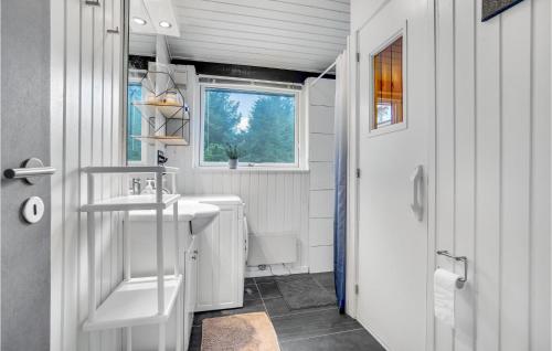 ロッケンにあるGorgeous Home In Lkken With Wifiの白いバスルーム(洗面台、トイレ付)