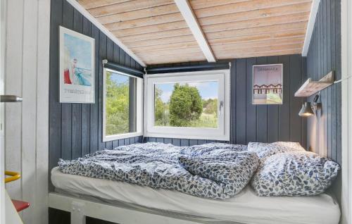 uma cama num pequeno quarto com uma janela em Cozy Home In Bindslev With Wifi em Bindslev