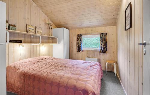 1 dormitorio con 1 cama en una habitación pequeña en Nice Home In Lkken With Indoor Swimming Pool en Trudslev