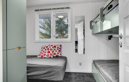 Grønhøjにある4 Bedroom Stunning Home In Lkkenのベッドと窓が備わる小さな客室です。