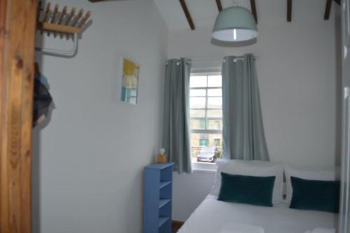Voodi või voodid majutusasutuse 2-bedroom cottage in heart of St Ives w/ parking toas