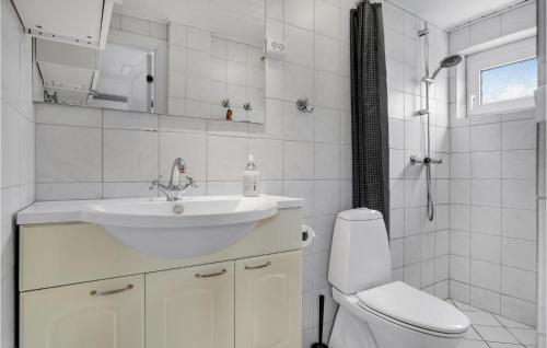 Bathroom sa 5 Bedroom Amazing Home In Strandby