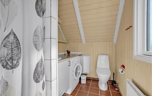 ブラーバンドにあるAwesome Home In Blvand With 3 Bedrooms And Saunaの小さなバスルーム(トイレ、シンク付)