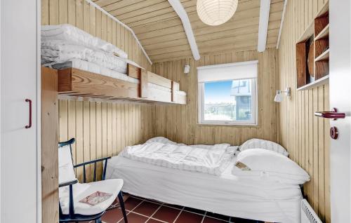 ブラーバンドにあるAwesome Home In Blvand With 3 Bedrooms And Saunaの小さな部屋のベッド1台が備わるベッドルーム1室