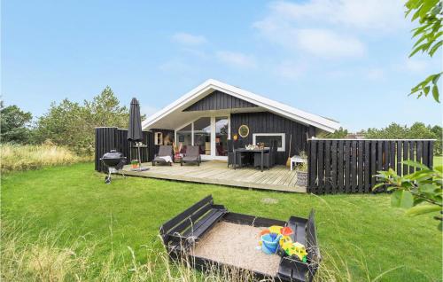 Zahrada ubytování Gorgeous Home In Blåvand With Wifi