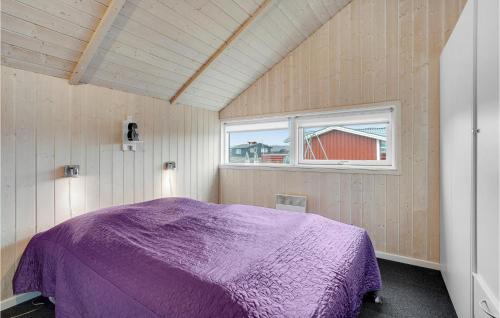 BjerregårdにあるBeautiful Home In Hvide Sande With 4 Bedrooms, Sauna And Wifiの窓付きの部屋の紫色のベッド1台