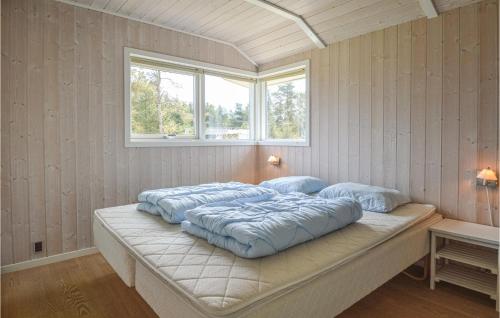 ブラーバンドにあるStunning Home In Blvand With 3 Bedrooms, Sauna And Wifiのベッドルーム1室(青い枕のベッド1台付)