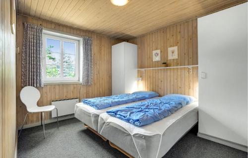 ブラーバンドにあるAwesome Home In Blvand With 4 Bedrooms, Sauna And Indoor Swimming Poolのベッドルーム1室(ベッド1台、椅子付)