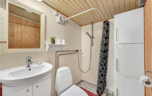 イェアティングにある2 Bedroom Cozy Home In Esbjerg Vの小さなバスルーム(洗面台、トイレ付)