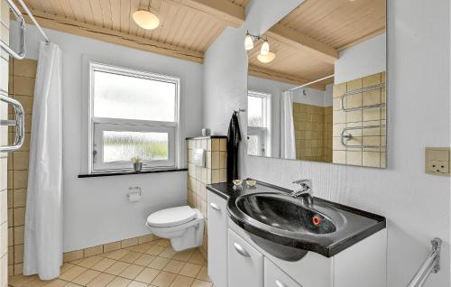 ein Bad mit einem Waschbecken und einem WC in der Unterkunft 4 Bedroom Lovely Home In Ringkbing in Søndervig