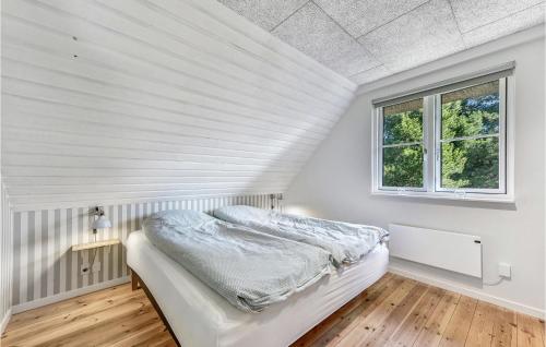 ブラーバンドにあるAmazing Home In Blvand With 3 Bedrooms And Wifiの白いベッドルーム(ベッド1台、窓付)