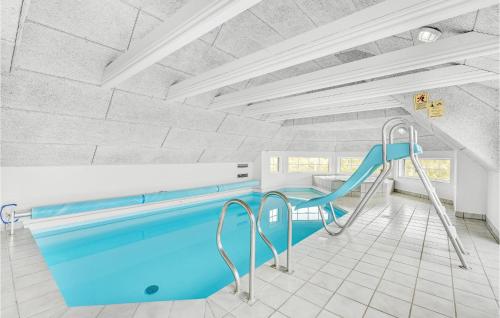 ein Billardraum mit Rutsche und Schwimmbecken in der Unterkunft Awesome Home In Ringkøbing With Sauna in Nørre Lyngvig