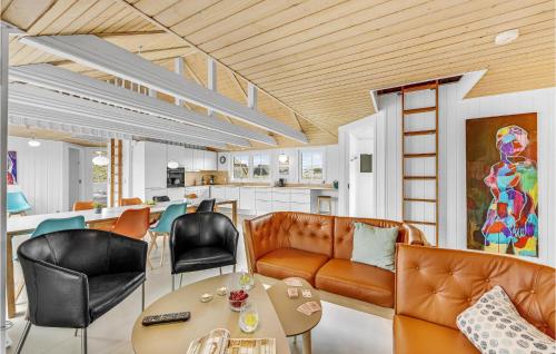 ein Wohnzimmer mit Sofa und Tisch in der Unterkunft Awesome Home In Ringkøbing With Sauna in Nørre Lyngvig