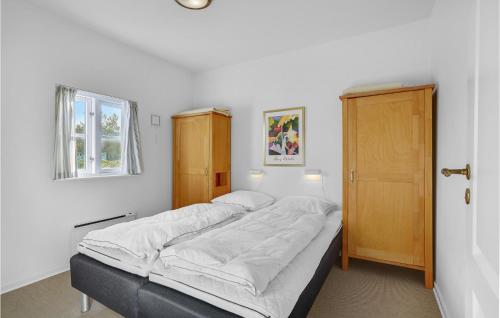 ブラーバンドにあるBlvandslystのベッドルーム1室(ベッド1台付)、窓、ドアが備わります。
