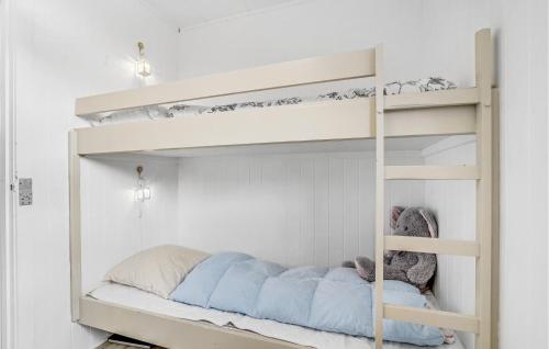 TransにあるAmazing Home In Lemvig With 3 Bedrooms And Wifiの白い部屋の二段ベッド1台、ベッドルームの二段ベッド1台を利用します。