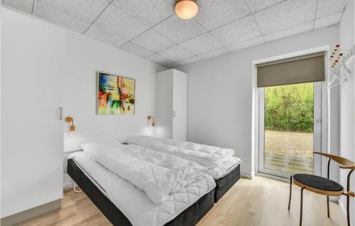 Ένα ή περισσότερα κρεβάτια σε δωμάτιο στο Awesome Home In Ringkbing With House Sea View