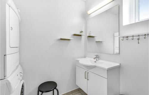 uma casa de banho branca com um lavatório e um espelho em Awesome Home In Ringkbing With House Sea View em Hee