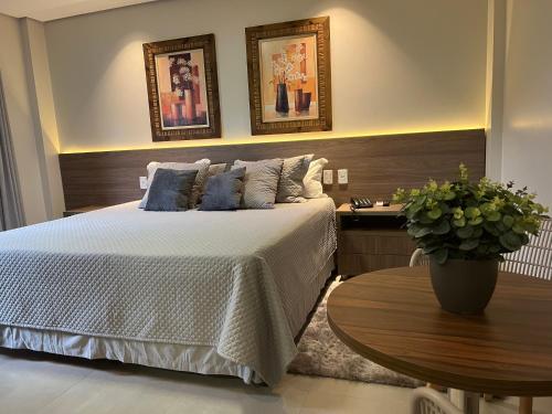 um quarto com uma cama grande e uma mesa em Bravo's Hotel em Xinguara