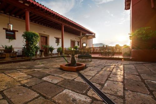 un patio con una fuente en el medio de un edificio en Hotel Boutique Posada La Basilica, en Pátzcuaro