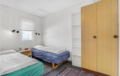 Vestervigにある3 Bedroom Lovely Home In Vestervigのベッドルーム1室(ベッド2台、クローゼット付)