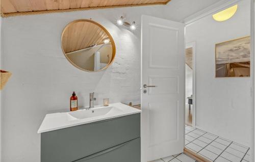 Baño blanco con lavabo y espejo en Nice Home In Thisted With Indoor Swimming Pool en Klitmøller
