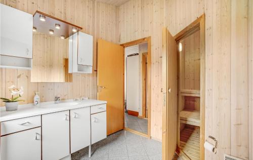 Beautiful Home In Vestervig With 3 Bedrooms, Sauna And Wifi tesisinde mutfak veya mini mutfak
